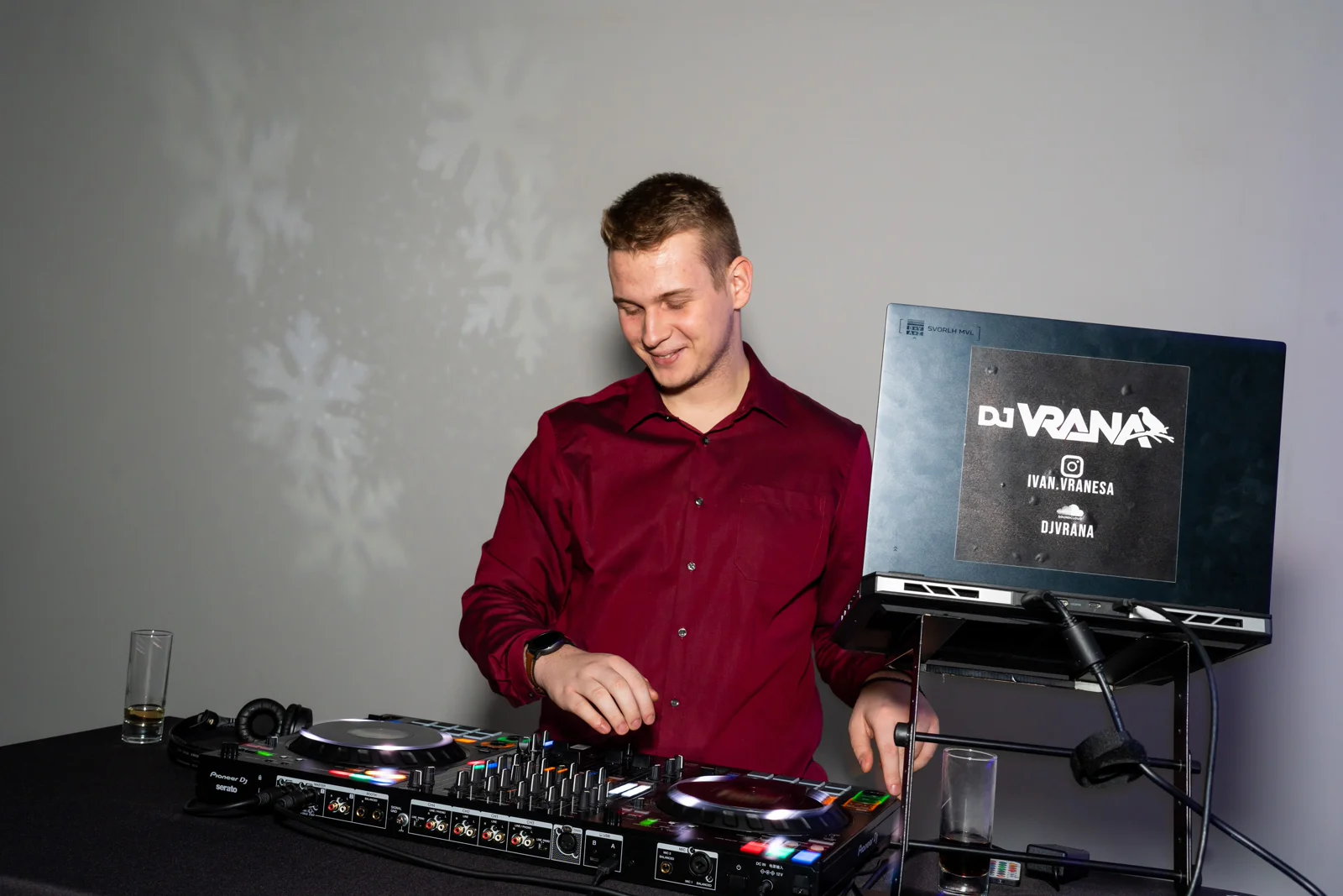 DJ Vrana miksa glazbu na početku karijere