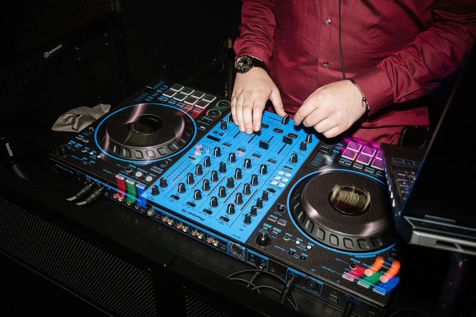 Profesionalna DJ oprema i slušalice na nastupu