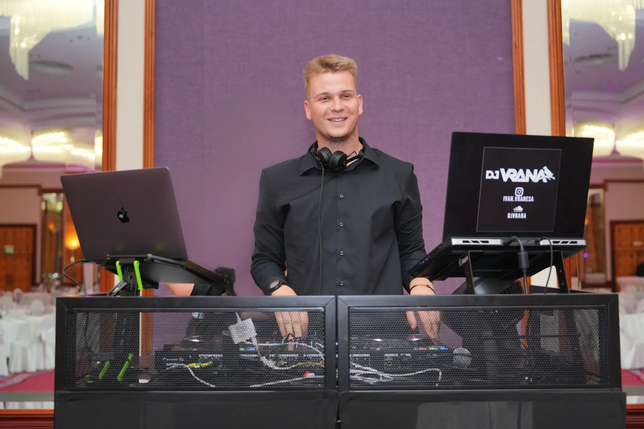 DJ Vrana pušta glazbu i zabavlja publiku na noćnom događaju