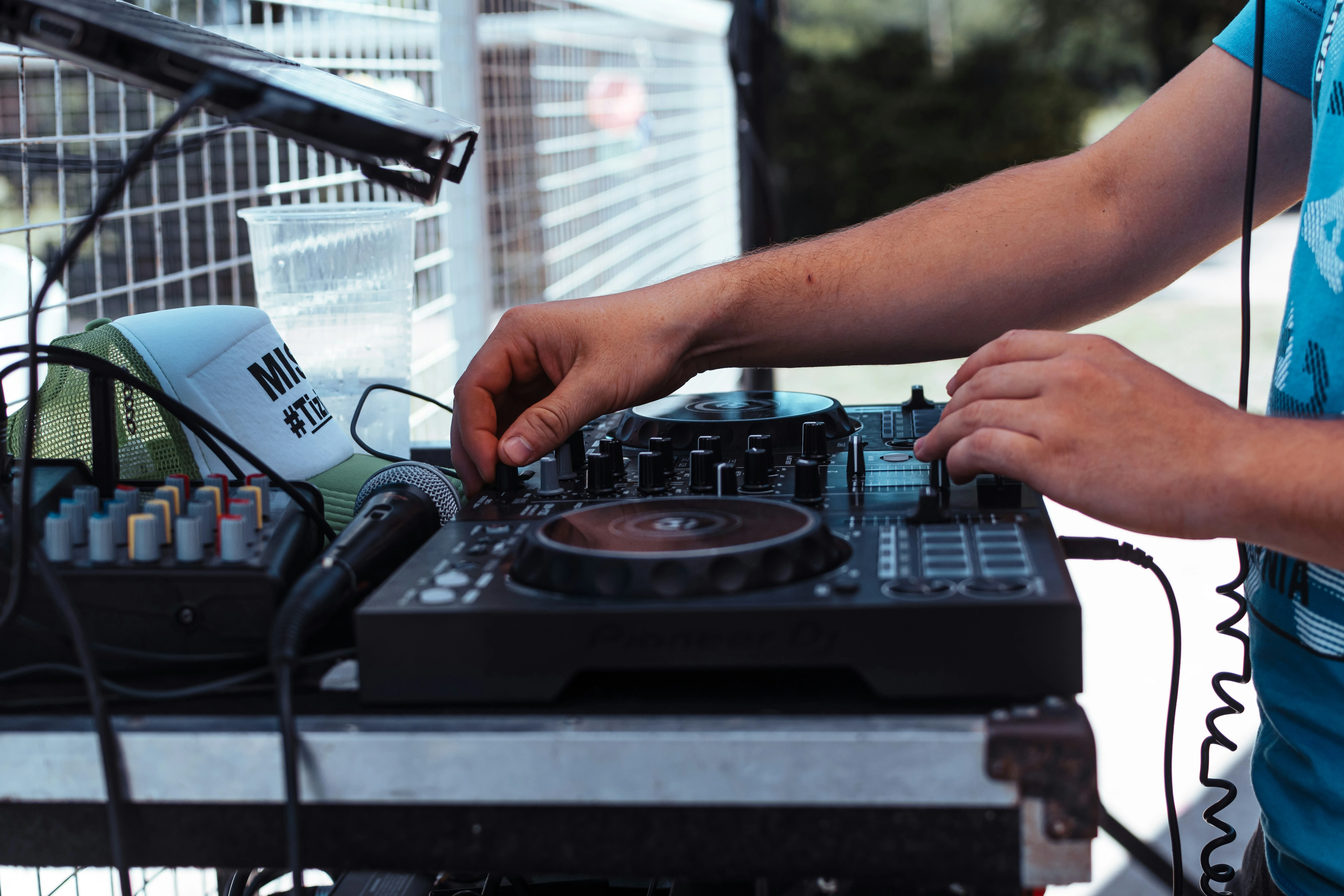 Praktična DJ edukacija i učenje rada na profesionalnim DJ kontrolerima