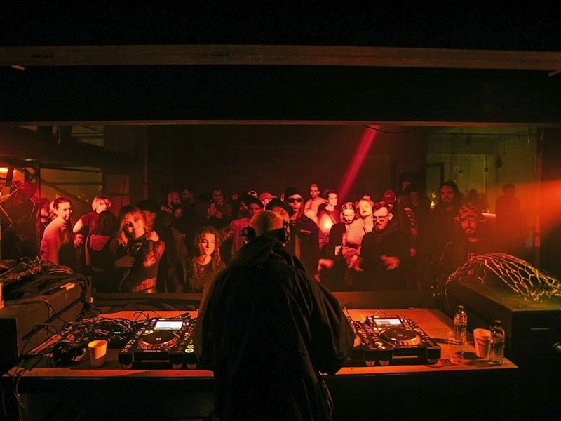 Praktična DJ edukacija i učenje rada na profesionalnim DJ kontrolerima