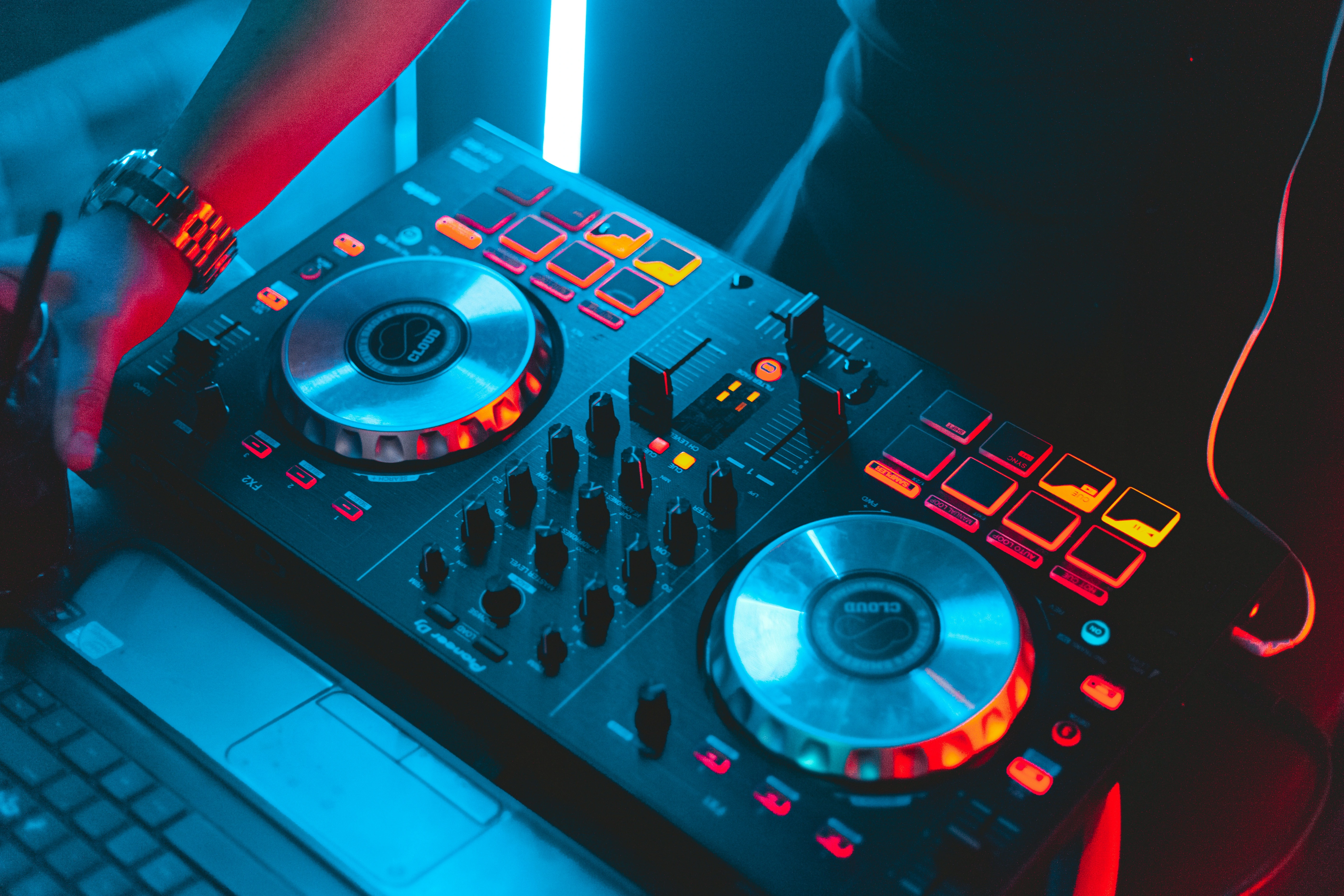 Profesionalna DJ oprema, mikseri i ozvučenje za najam