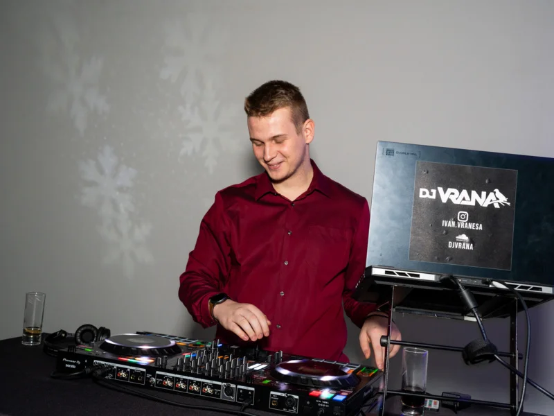 DJ Vrana na nastupu - DJ Za Korporativni događaj, Proslava
