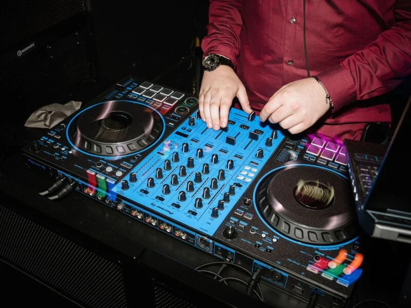 DJ Vrana na nastupu - DJ setup s plavim kontrolerom, Vjenčanje